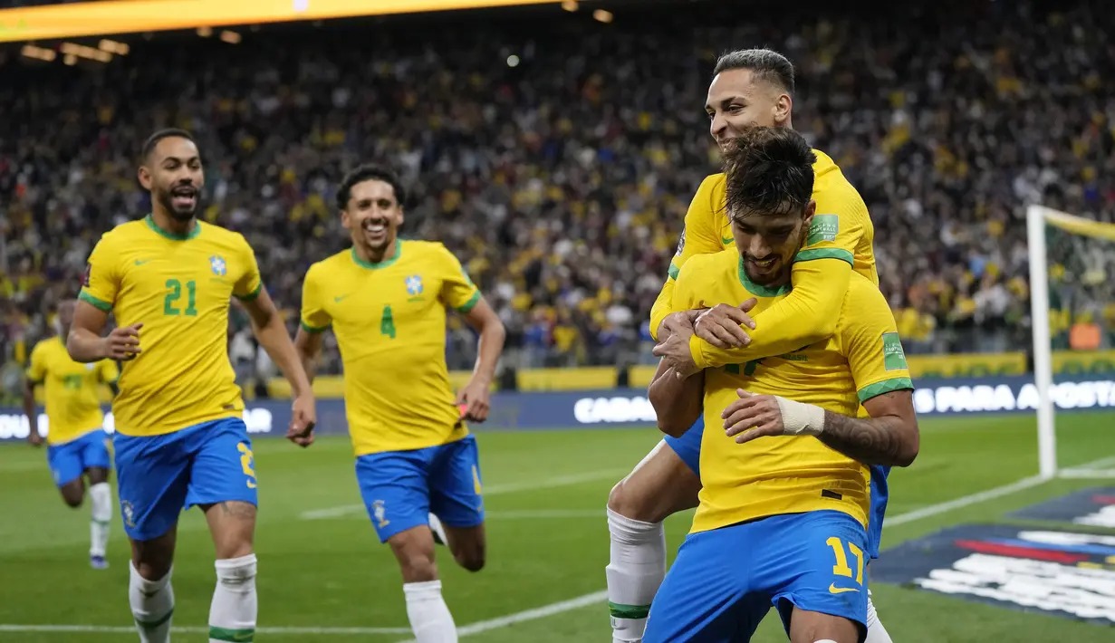 Brasil - Tim Samba berhasil memperpanjang rekor tak pernah absen di Piala Dunia sejak tahun 1930. Seleccao lolos ke Piala Dunia 2022 setelah berhasil bertengger di puncak klasemen dengan mengemas 34 poin dari 11 kemenangan dan sekali imbang dalam 12 laga yang sudah dijalani. (AP/Andre Penner)
