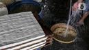 Pekerja mengolah kedelai untuk pembuatan tahu di kawasan Duren Tiga Raya, Jakarta, Kamis (24/2/2022). Produsen tahu tempe kembali berproduksi usai aksi mogok selama tiga hari karena harga kedelai yang naik hingga menyentuh Rp12.000 per kg dalam beberapa bulan terakhir. (Liputan6.com/Faizal Fanani)