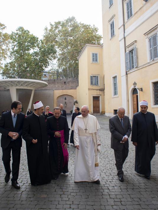 Pemimpin umat Katolik dunia, Paus Fransiskus berjalan bersama Imam Besar Masjid Al-Azhar, Ahmed al-Tayeb pada pertemuan pribadi di Vatikan, Selasa (7/11). Al-Azhar merupakan salah satu institusi Islam tertinggi di Mesir. (L'Osservatore Romano/Pool via AP)