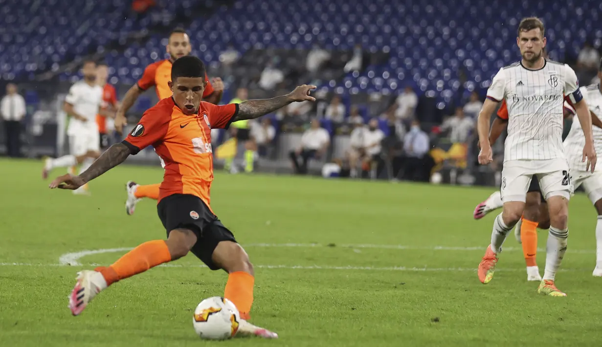 Pemain Shakhtar Donetsk Dodo mencetak gol ke gawang Basel pada pertandingan perempat final Liga Europa di Veltins-Arena, Gelsenkirchen, Jerman, Selasa (11/8/2020). Shakhtar Donetsk menang 4-1. (Lars Baron/Pool Photo via AP)