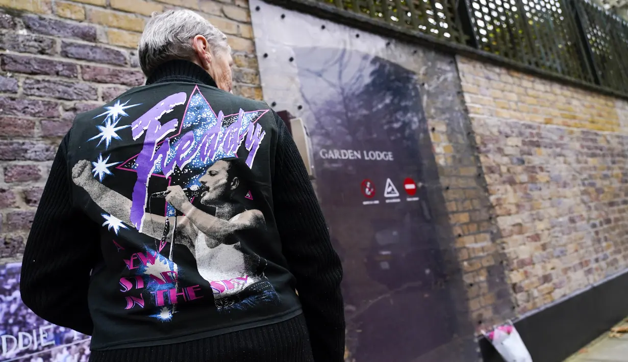 Patch band rock Inggris Queen pada jaket penggemar di luar rumah mendiang Freddie Mercury, pada peringatan 30 tahun kematiannya, di London, Rabu (24/11/2021). Freddie Mercury, penyanyi yang juga pentolan grup band Queen  meninggal dunia pada 24 November 1991. (AP Photo/Alberto Pezzali)