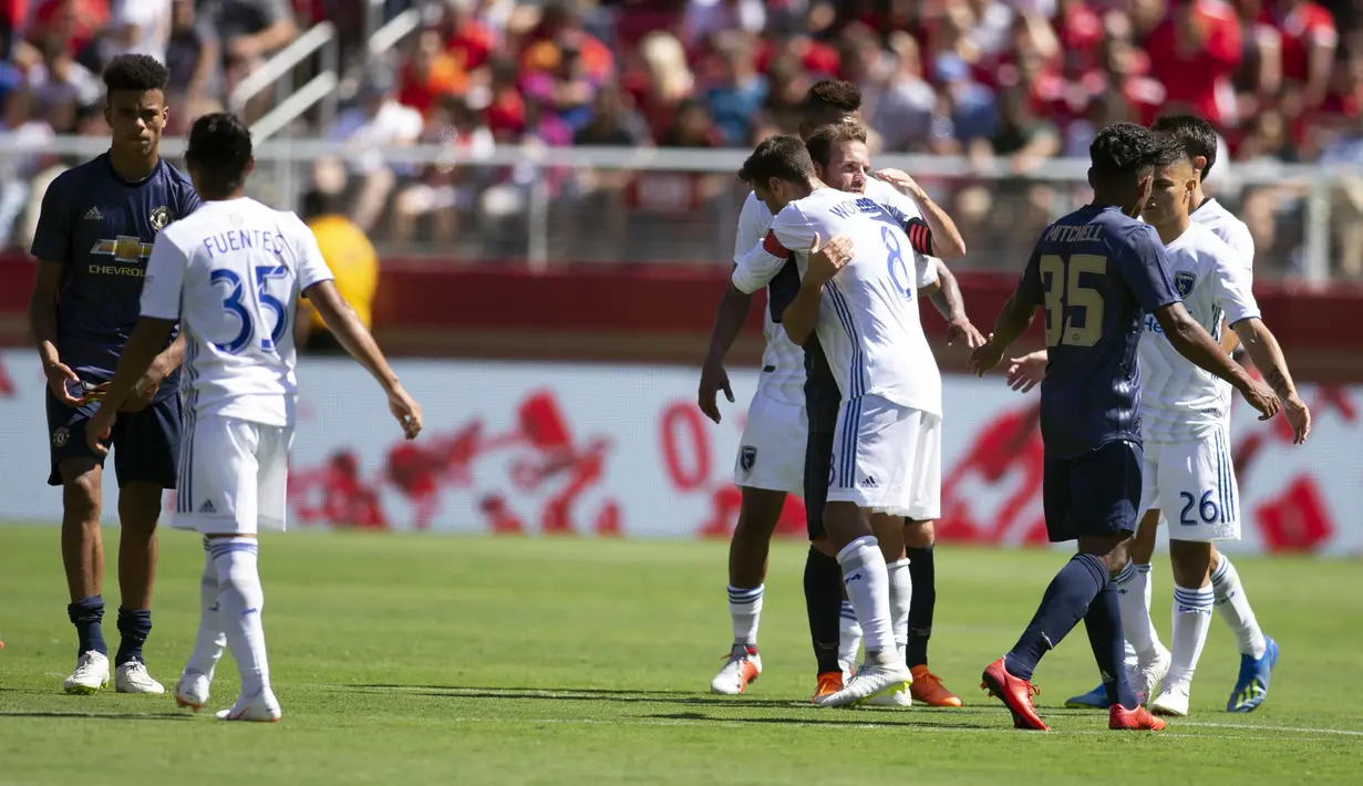 Para pemain Manchester United berpelukan dengan pemain San Jose Earthquakes usai laga persahabatan di Stadion Levi's, Minggu (22/7/2018). Manchester United ditahan 0-0 dengan San Jose Earthquakes. (AP/D. Ross Cameron)