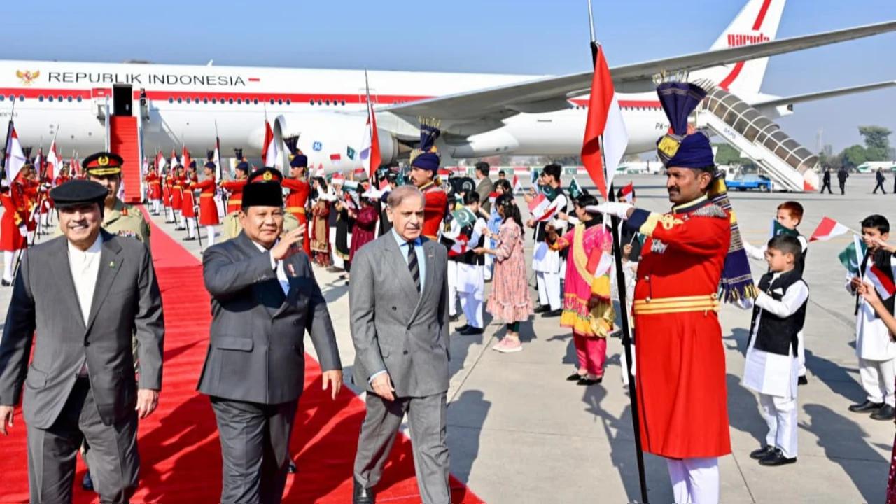 VIDEO: Sangar Kunjungan Prabowo Dikawal Ketat 6 Jet Tempur, Disambut Spesial Presiden Pakistan