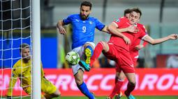 Striker Italia, Leonardo Pavoletti, mencetak gol  ke gawang Liechtenstein pada laga Kualifikasi Piala Eropa 2020 di Stadion Ennio-Tardini, Selasa (26/3). Italia menang 6-0 atas Liechtenstein. (AFP/Miguel Medina)