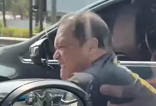 Dalam rekaman, seorang pria diduga merusak mobil milik pengendara lain. (Foto: Tangkapan Layar Sosmed)