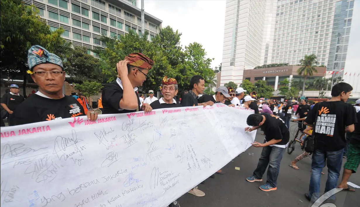 Puluhan orang yang tergabung dalam Forum Koordinasi Penanggulangan   Teroris (FKPT) Provinsi DKI menggalang petisi di kawasan Bunderan   HI, Jakarta, Minggu (23/11/2014). (Liputan6.com/Herman Zakharia)