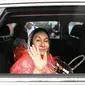 Rosmah Mansor, istri mantan perdana menteri Malaysia Najib Razak, melambai saat dia pergi setelah menghadiri rapat umum yang diselenggarakan oleh politisi Muslim menentang penandatanganan konvensi anti-diskriminasi PBB (ICERD) di Lapangan Merdeka di Kuala Lumpur pada 8 Desember 2018. (MOHD RASFAN / AFP)