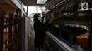 Penjual sayuran menggunakan transportasi Gerobak Motor Listrik di Srengseng Sawah, Jakarta, Kamis (20/1/2022). PLN melalui Program Tanggung Jawab Sosial dan Lingkungan (TJSL) memberikan inovasi dalam upaya peningkatan produktivitas di sektor usaha mikro kecil (UMK). (Liputan6.com/Johan Tallo)