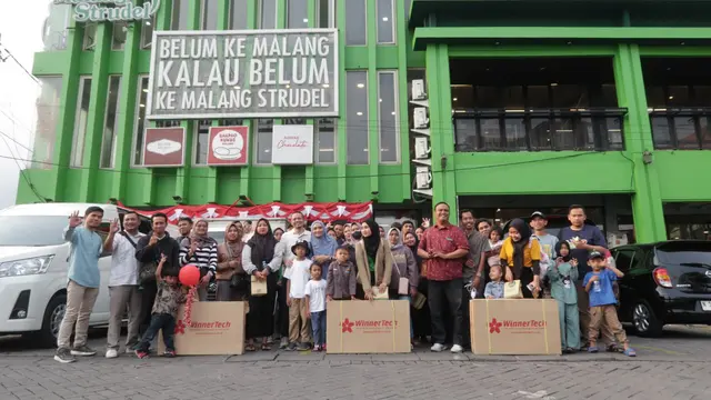 Pembagian meja belajar gratis di Malang Strudel