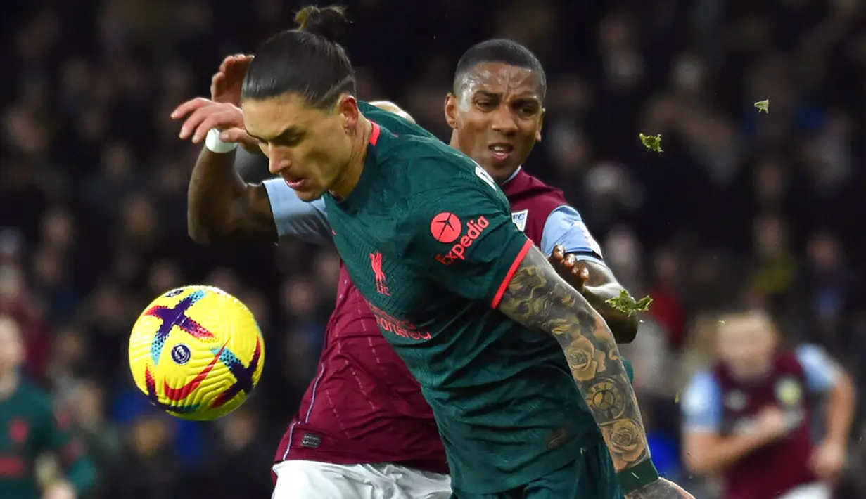 Pemain Liverpool Darwin Nunez (depan) berebut bola dengan pemain Aston Villa Ashley Young pada pertandingan sepak bola Liga Inggris di Villa Park, Birmingham, Inggris, 26 Desember 2022. Liverpool mengalahkan Aston Villa dengan skor 3-1. (AP Photo/Rui Vieira)