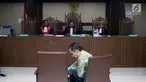 Bupati Halmahera Timur nonaktif, Rudi Erawan bersiap menjalani sidang lanjutan di Pengadilan Tipikor, Jakarta, Rabu (1/8). Rudi merupakan terdakwa kasus suap proyek Kementerian PUPR tahun 2016. (Liputan6.com/Helmi Fithriansyah)