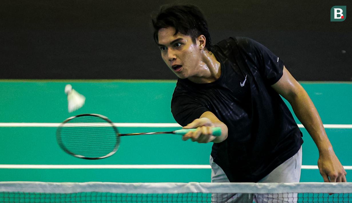 Aksi selebritas Indonesia, El Rumi saat menghadapi Jefan Nathanio dalam cabang olahraga bulu tangkis nomor tunggal putra Turnamen Olahraga Selebriti Indonesia (TOSI) season 2 di GOR POPKI Cibubur, Jakarta Timur, Sabtu (13/01/2023). El Rumi menang dua set langsung (21-14, 21-16). (Bola.com/Bagaskara Lazuardi)
