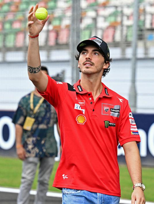 Pembalap Italia dari Ducati Lenovo Team, Francesco Bagnaia, bermain kriket di lintasan menjelang Grand Prix MotoGP India di Sirkuit Internasional Buddh, Greater Noida, di pinggiran New Delhi, pada 21 September 2023. (Money SHARMA/AFP)