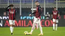 Ekspresi pemain AC Milan Brahim Diaz (kiri) dan rekan setimnya Ante Rebic usai pemain Parma Hernani mencetak gol ke gawang mereka pada pertandingan Serie A di Stadion San Siro, Milan, Italia, Minggu (13/12/2020). AC Milan masih puncaki klasemen usai imbang 2-2 lawan Parma. (AP Photo/Luca Bruno)
