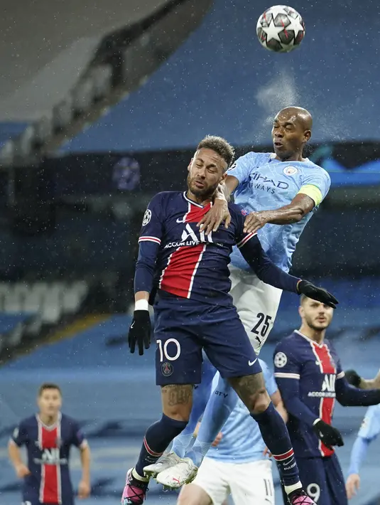 Gelandang Manchester City, Fernandinho berebut bola udara dengan penyerang PSG, Neymar pada leg kedua semifinal Liga Champions di stadion Etihad, Rabu (5/5/2021). Dengan hasil ini, Manchester City melaju ke final Liga Champions untuk pertama kalinya dalam 66 tahun. (AP Photo/Dave Thompson)