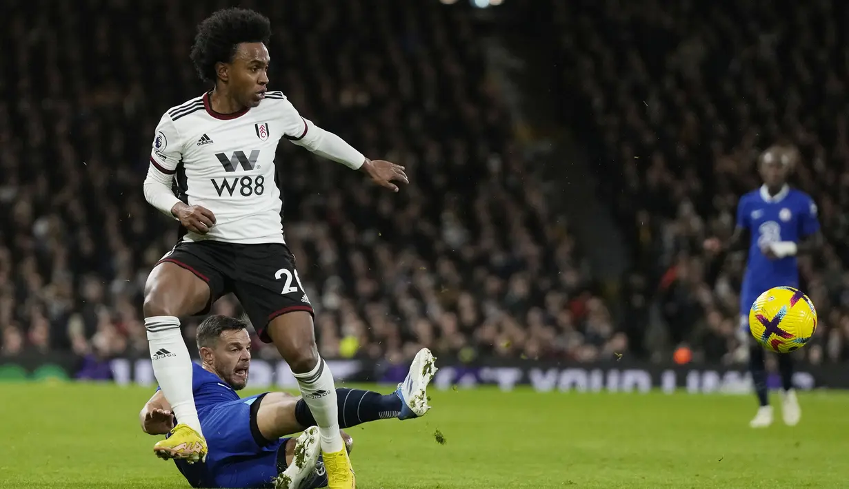 Willian. Eks sayap kanan Chelsea dan Arsenal berusia 34 tahun ini didatangkan Fulham pada awal musim 2022/2023 dari Corinthians dengan status bebas trasnfer. Ia diikat dengan durasi kontrak hanya setahun hingga akhir musim 2022/2023. Bersama Fulham Sejauh ini ia telah tampil dalam 13 laga di Liga Inggris dengan torehan 2 gol dan 3 assist. (AP Photo/Alastair Grant)