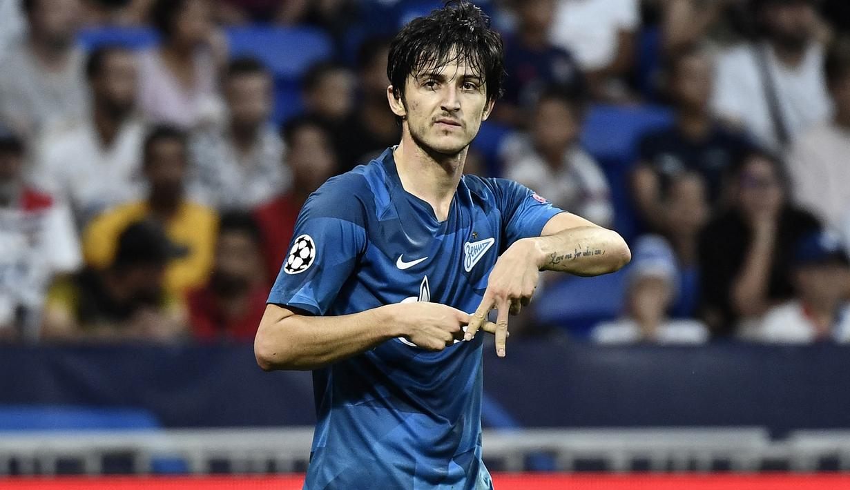 Selebrasi striker Zenit St Petersburg, Sardar Azmoun setelah mencetak gol ke gawang Olympique Lyon dalam laga Liga Champions 2019/2020 di Decines-Charpieu, Lyon (17/9/2019). Pemain asal Iran berusia 28 tahun yang sejak tengah musim 2021/2022 memperkuat Bayer Leverkusen ini pernah menjadi top skor di Liga Rusia (Russian Premier League) dengan torehan 17 gol pada musim 2019/2020 saat membela Zenit St Petersburg. (AFP/Jeff Pachoud)