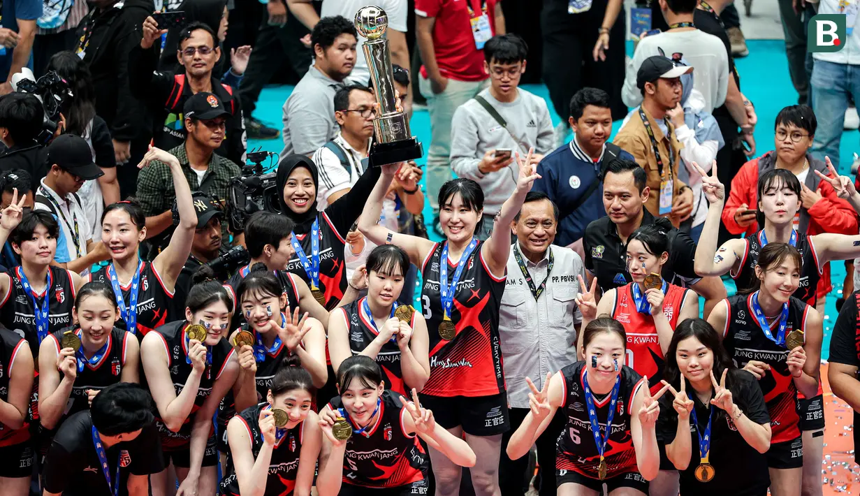 <p>Selebrasi para pemain Red Sparks dengan trofi juara setelah mengalahkan tim putri Indonesia All Star pada laga ekshibisi bola voli fun volleyball di Indonesia Arena, Senayan, Jakarta, Sabtu (20/4/2024). Red Sparks menang 3-2 (25-17, 25-15, 19-25, 18-25 dan 15-12). (Bola.com/Bagaskara Lazuardi)</p>