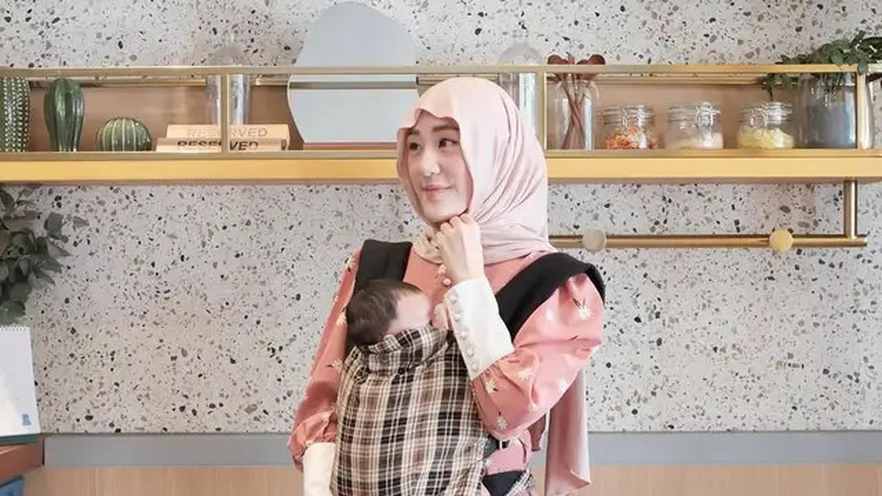 6 Gaya Outfit Larissa Chou saat Momong Anak Kedua, Tetap Modis dan Anggun