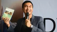 Pria dengan nama asli Dika Angkasaputra Moerwani ini juga dikenal karena kontribusi besarnya sebagai juri di berbagai kompetisi stand up.