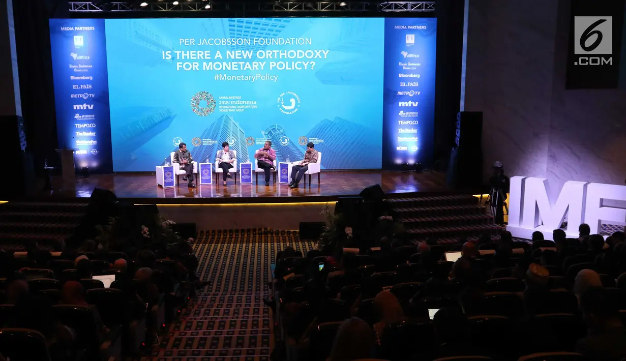 (Dari kiri) Managing Director MAS Ravi Menon bersama Gubernur Bank Thailand Veerathai Santiprabhob, Gubernur BI Perry Warjiyo, dan Gubernur Bank Negara Malaysia Nor Shamsiah Mohd Yunus saat seminar di Nusa Dua, Bali, Jumat (12/10). (Liputan6/Angga Yuniar)