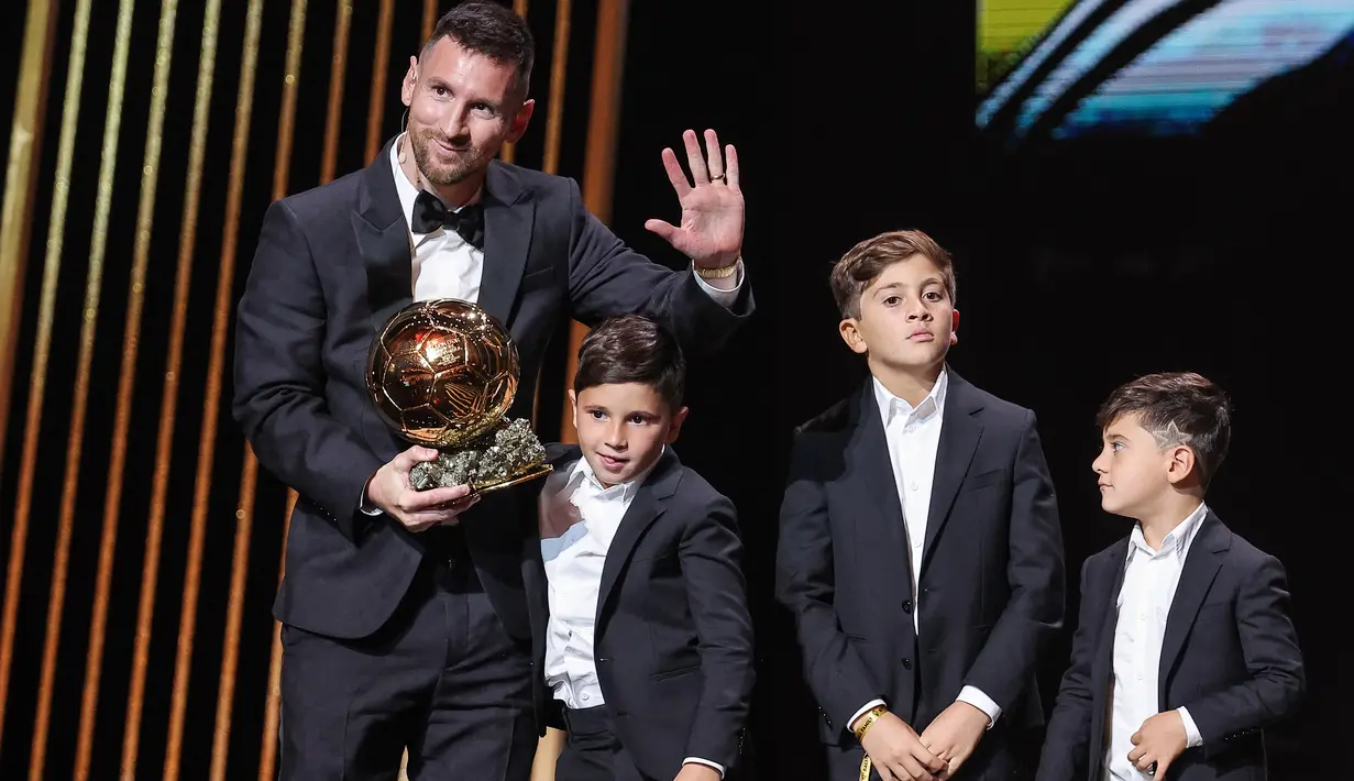 Ini merupakan gelar Ballon d'Or kedelapan bagi Messi di sepanjang karier profesionalnya. (FRANCK FIFE / AFP)
