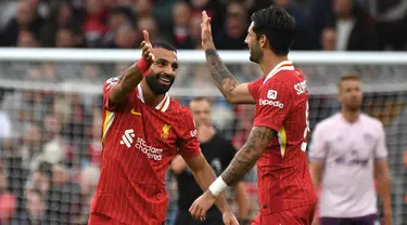 Pemain Liverpool, Mohamed Salah (kiri) melakukan selebrasi dengan Dominik Szoboszlai setelah mencetak gol kedua timnya selama pertandingan Liga Premier Inggris melawan Brentford di Stadion Anfield, Liverpool, Minggu, 25 Agustus 2024. (AP Photo/Rui Vieira)