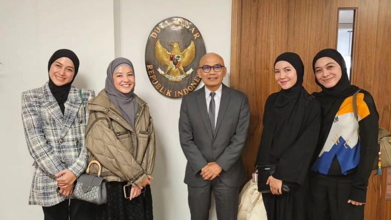 7 Potret Geng Berhijab yang Selalu Mengabadikan Setiap Momen Liburan dan Kerja!