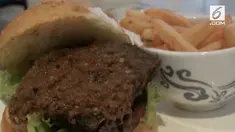 Di salah satu hotel di kota Makassar, burger yang merupakan makanan khas negeri paman sam, di modifikasi dengan memasukkan konro bakar makanan khas kota Makassar, sebagai isian burger tersebut.