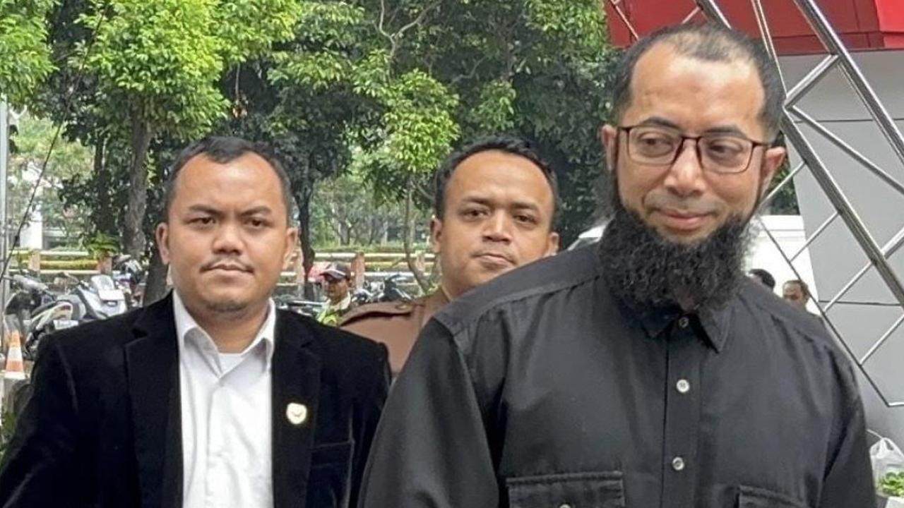 Pakai Baju Serba Hitam, Ustad Khalid Basalamah Penuhi Panggilan KPK Terkait Kasus Kuota Haji