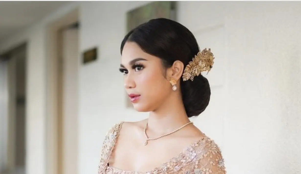 <p>Penampilan Zize di hari pernikahannya dengan Arhan cukup minimalis. Namun ia tampak elegan dengan tambahan kalung cantik di lehernya. [Foto: instagram/ Azizah Salsha]</p>