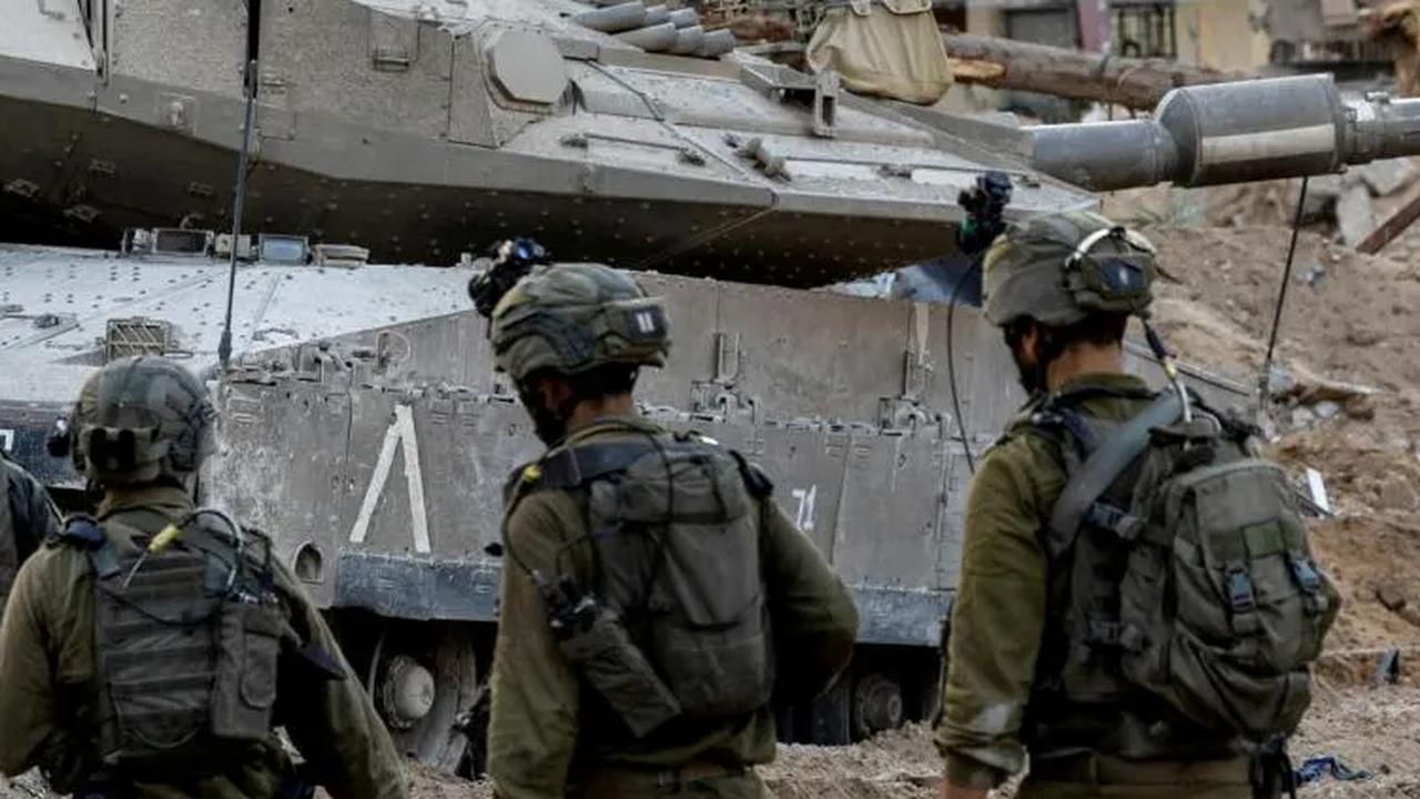 Dengan tanknya mereka menyisir kawasan terparah yang mereka rudal di Gaza. Mereka memeriksa setiap apartemen dalam operasi serangan darat tersebut.