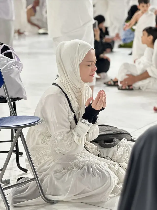 6 Potret Roger Danuarta dan Cut Meyriska Jalani Umrah, Khusyuk di Depan Ka'bah