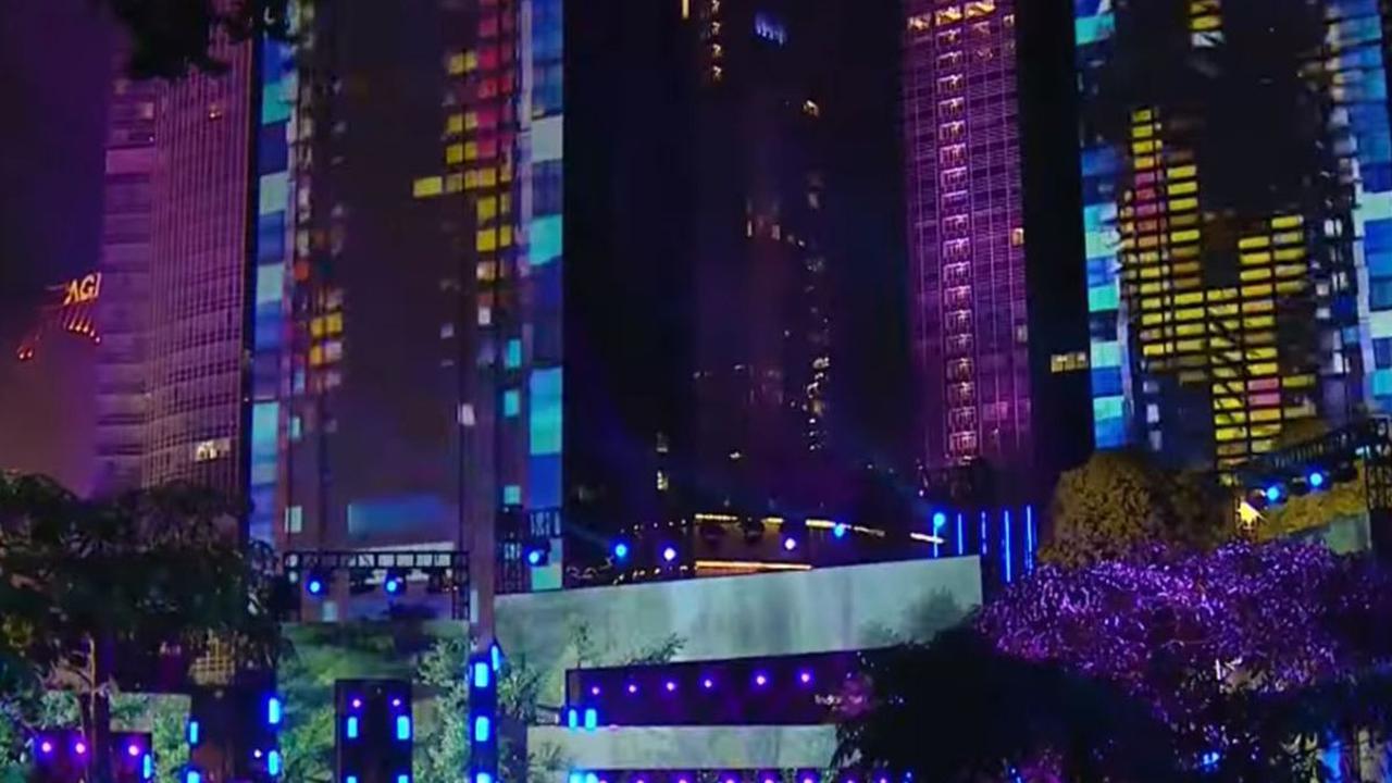 Suasana kemegahan gala dinner KTT ke-43 ASEAN dengan deretan gedung disulap menjadi layar raksasa yang menampilkan video mapping.