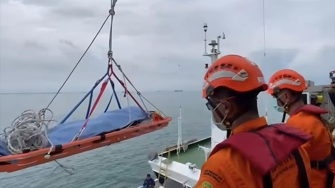 Tim SAR Surabaya Berhasil Evakuasi ABK MV Girolando Express yang Sakit di Laut