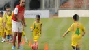 Di bawah arahan Kurniawan Dwi Yulianto, beberapa anak terlihat serius berlatih sepak bola di Stadion GBK Jakarta, (6/6/2014). (Liputan6.com/Helmi Fithriansyah)