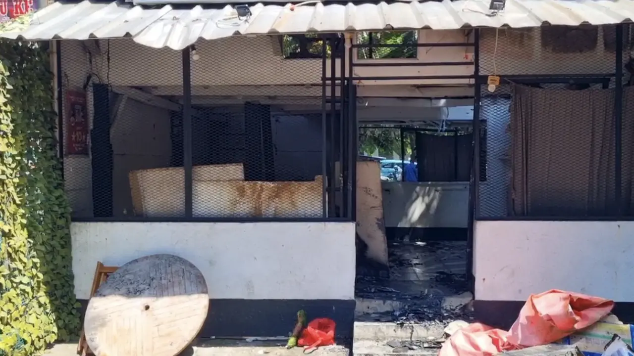 Penampakan warung-warung di sekitar kawasan Taman Makam Pahlawan Kalibata yang dibakar sekelompok massa buntut dugaan pengeroyokan dua orang debt collector atau mata elang (matel).