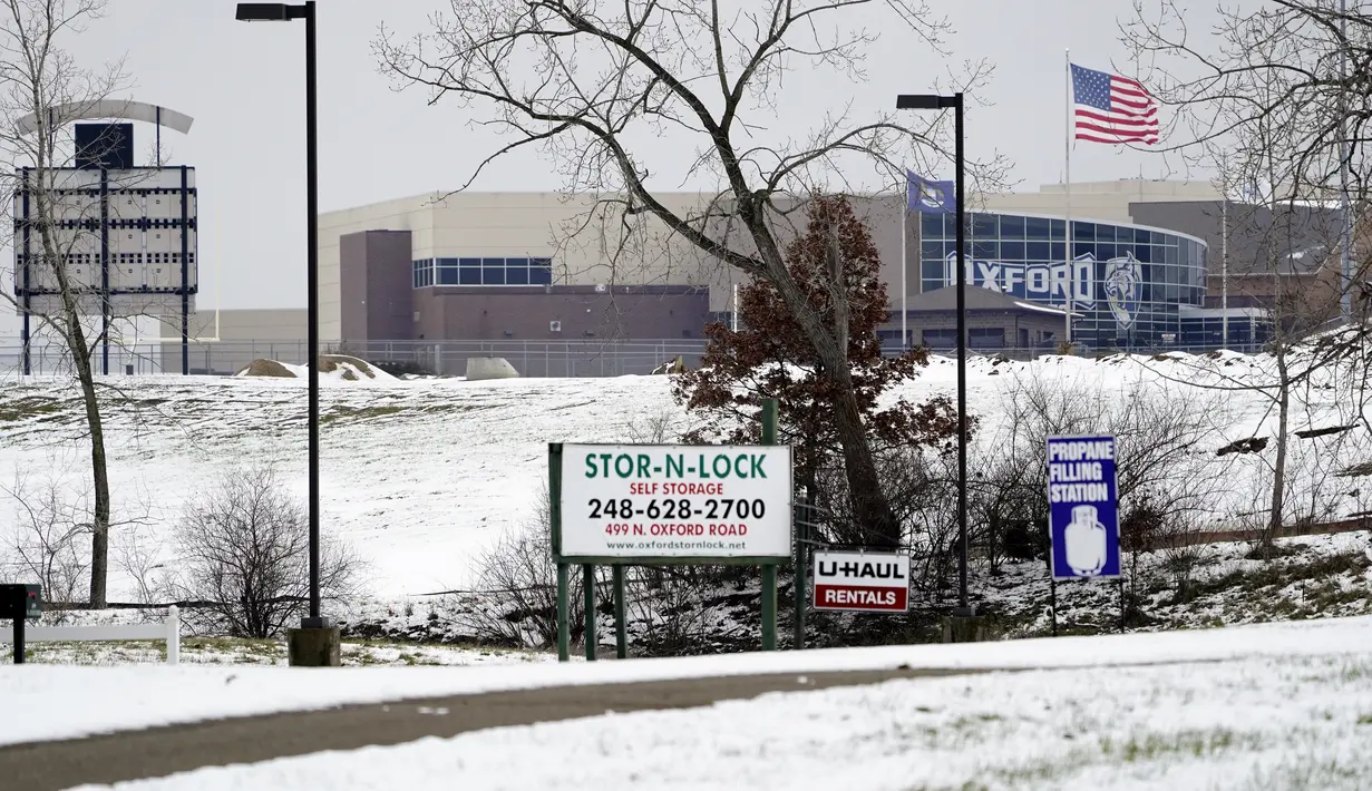 Suasana Oxford High School setelah penembakan di Oxford, Michigan (30/11/2021). Dalam peristiwa penembakan, seorang siswa berusia 15 tahun ditahan dan sebuah pistol disita setelah penembakan di Oxford High School, kata Kantor Sheriff Oakland County. (AP Photo/Paul Sancya)