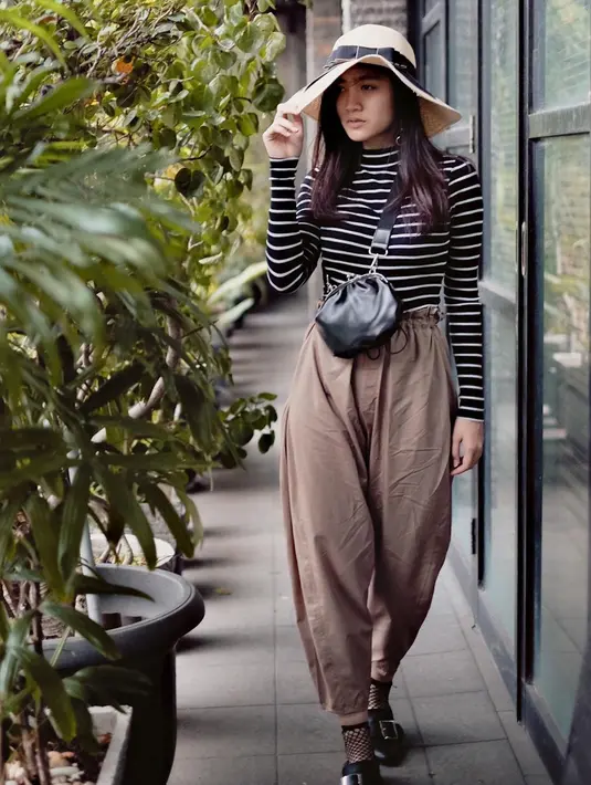 Wide brim hat milik Febby Rastanty ini sangat pas dikenakannya saat berada di luar ruangan. Apalagi ia memadukannya dengan outfit yang memiliki warna senada dengan topinya tersebut. (Instagram/febbyrastanty)