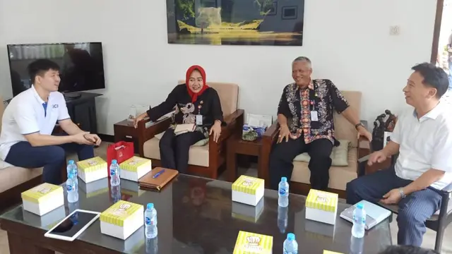 Bupati Purbalingga, Dyah Hayuning Pratiwi ketika berkunjung ke salah satu pabrik bulu mata palsu dan rambut palsu di Purbalingga, Jawa Tengah. (Foto: Liputan6.com/Dinkominfo PBG/Muhamad Ridlo)