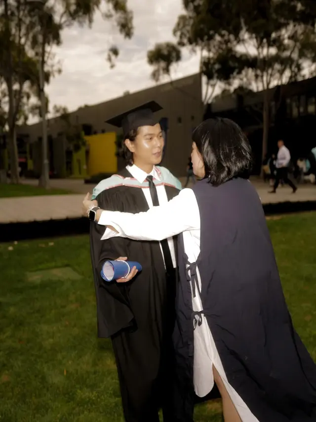 7 Momen Wisuda Iqbaal Ramadhan yang Kini Telah Lulus dari Monash University