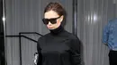 Victoria Beckham terlihat cantik meski bergaya kasual dalam balutan nuansa hitam. (BROADIMAGE/REX/SHUTTERSTOCK/HollywoodLife)