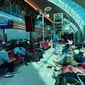 Penumpang menunggu penerbangan mereka di Bandara Internasional Dubai di Dubai. (AFP)