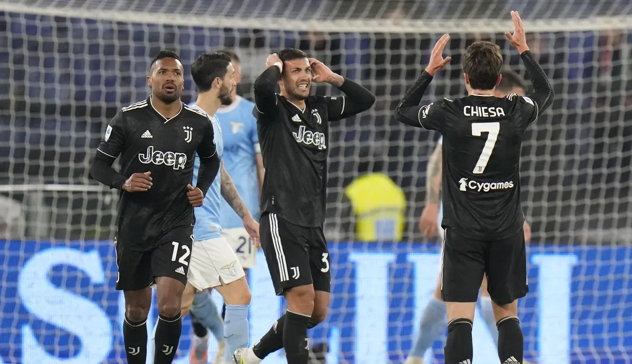 Reaksi kecewa bek Juventus, Bremer (tengah) setelah gagal memanfaatkan peluang di depan gawang Lazio pada laga pekan ke-29 Liga Italia 2022/2023 di Olimpico Stadium, Roma, Minggu (9/4/2023) dini hari WIB. (AP Photo/Alessandra Tarantino)