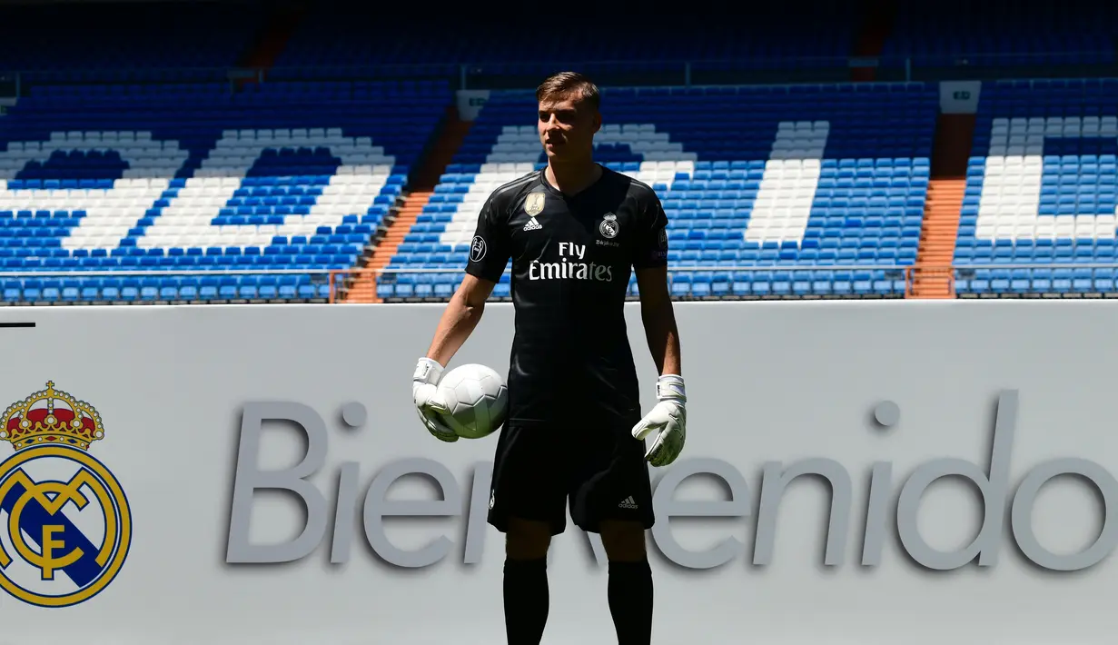 Kiper baru Real Madrid, Andriy Lunin berpose di lapangan saat presentasi di Stadion Santiago Bernabeu, Madrid, Spanyol, Senin (23/7). Lunin didatangkan dengan biaya transfer 7,65 juta poundsterling atau sekitar Rp 145,645 M. (JAVIER SORIANO/AFP)