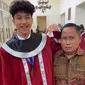 Narji foto bareng anaknya yang baru lulus SMP,&nbsp;Dracaena Athaya Dinarta Mansyur. (dok. Instagram @narji77/https://www.instagram.com/p/C60cUUWrS1L/)