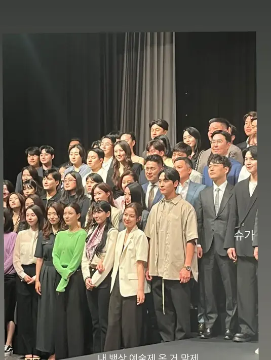 Ini adalah momen foto bersama pengantin dengan para tamu undangan. Dapat dilihat, ada Choi Tae Joon, Suzy, Park Shin Hye, Han Hyo Joo hingga Suga di sana. Mereka mengenakan busana formal namun sederhana. (Foto: Twitter/ @moonliebe_)