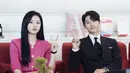 "Selain itu, sudah lama sekali sejak saya syuting dengan Kim Soo Hyun, dan saya sangat senang melihatnya," puji para aktor tanpa henti.