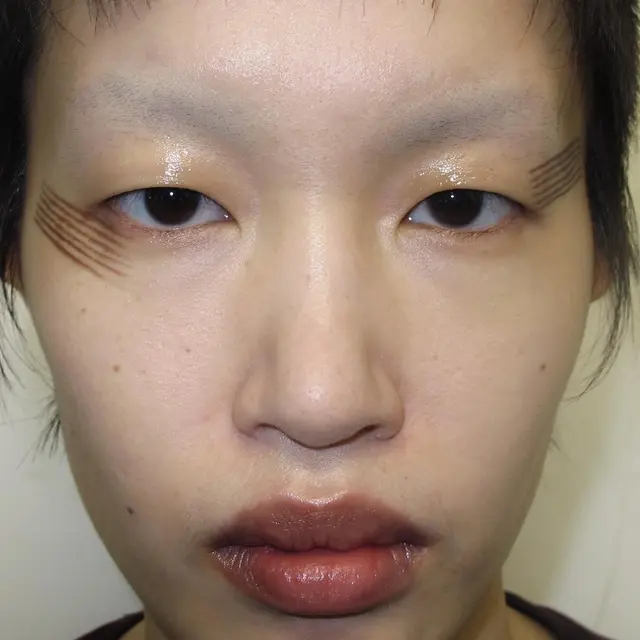 eyeliner lipat ganda/Thomas de Kluyver