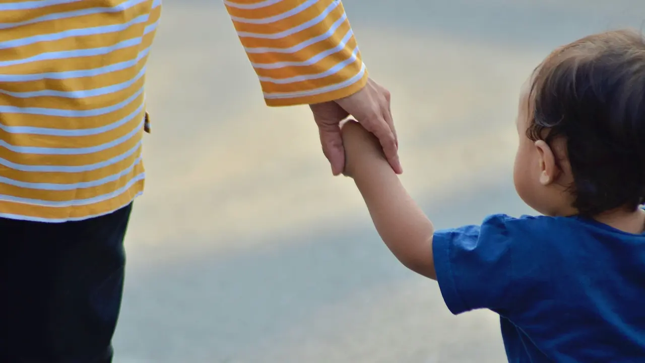 Bahaya Menarik Lengan Anak Terlalu Kuat